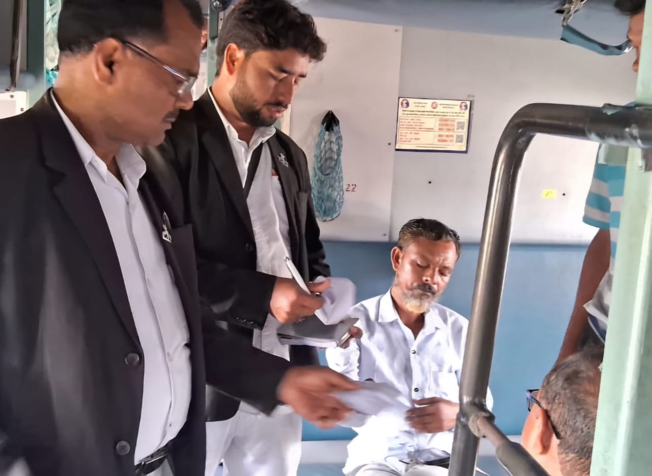 मेगा टिकट चेकिंग अभियान में 1021 यात्रियों से वसूला गया 5.97 लाख